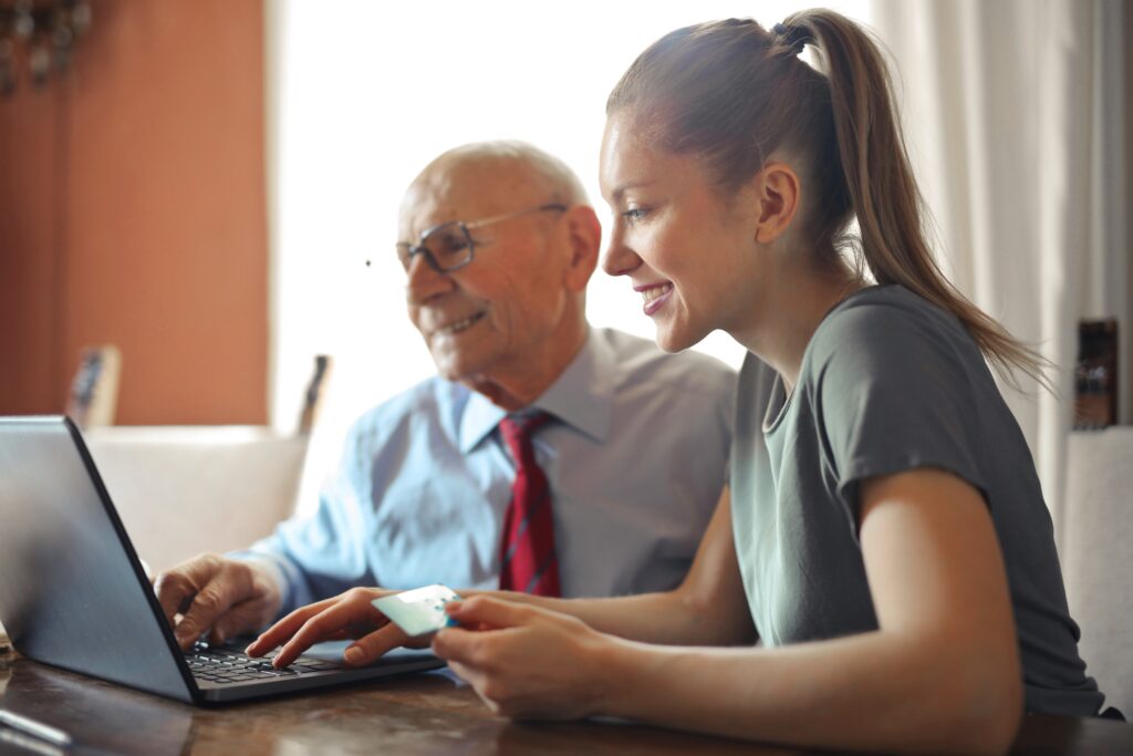 familiares fazendo compras online