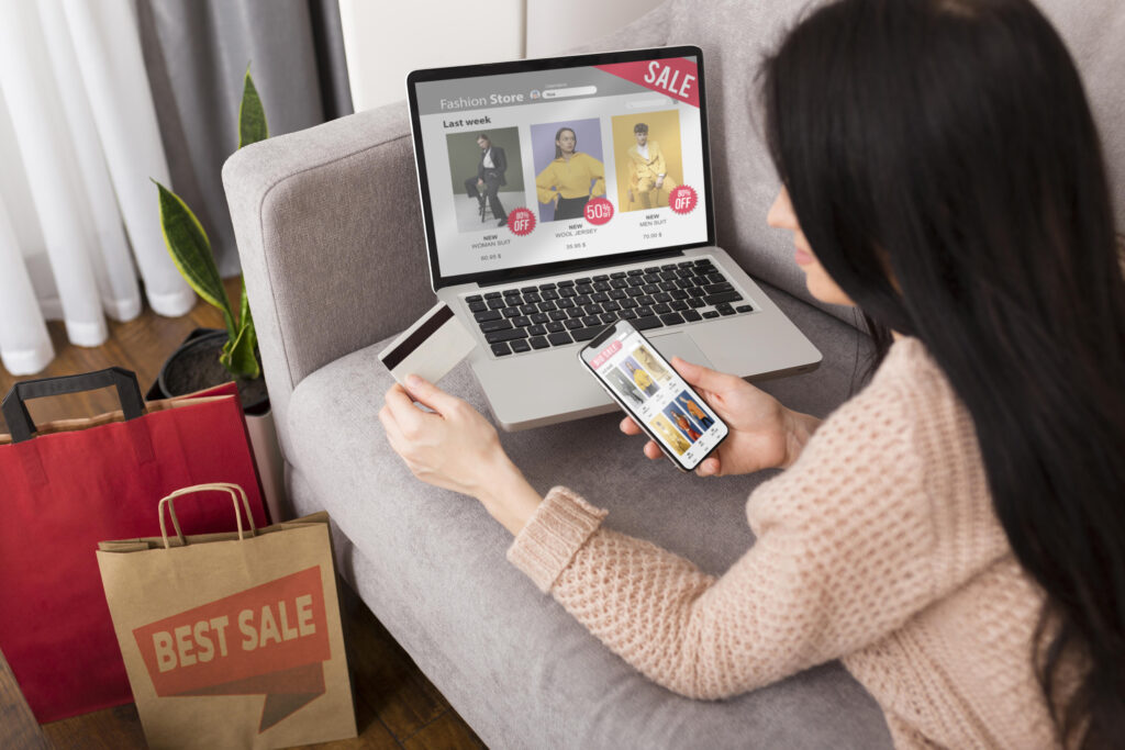 Mulher fazendo compras pela internet