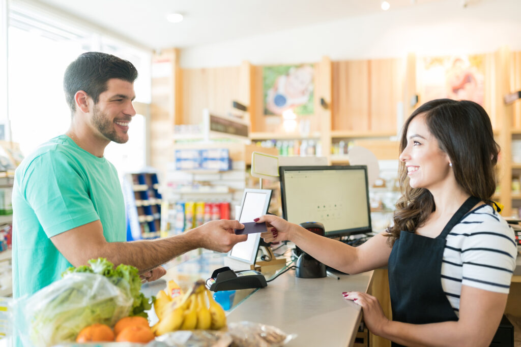 Cliente satisfeito e feliz com os produtos comprados com o atendimento B2C