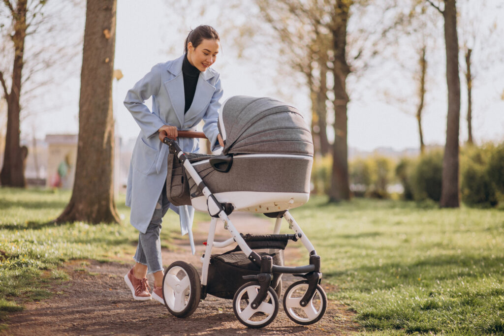 Mãe caminhando com seu bebê pelo parque