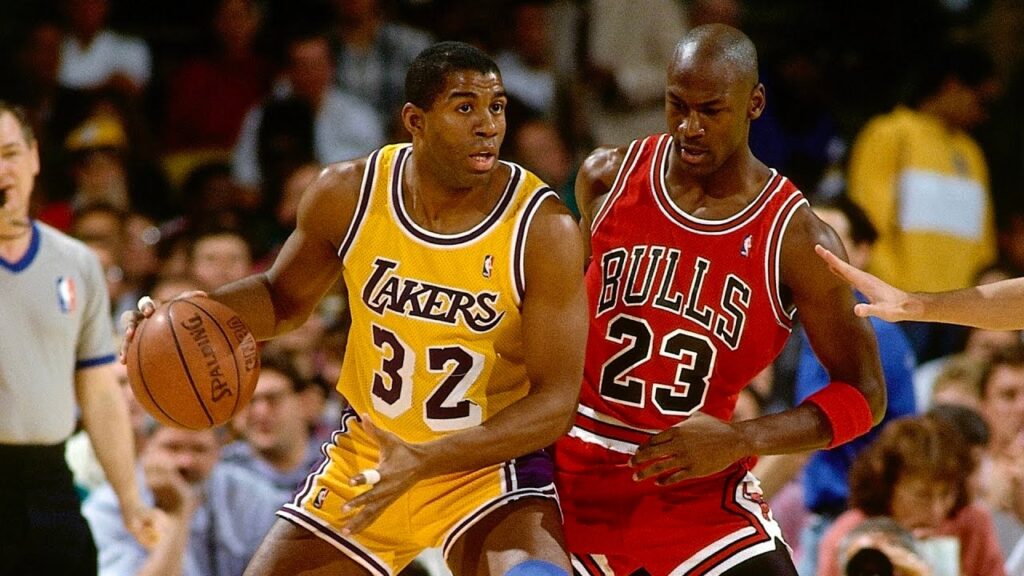 Magic Johnson e Michael Jordan disputando a bola
