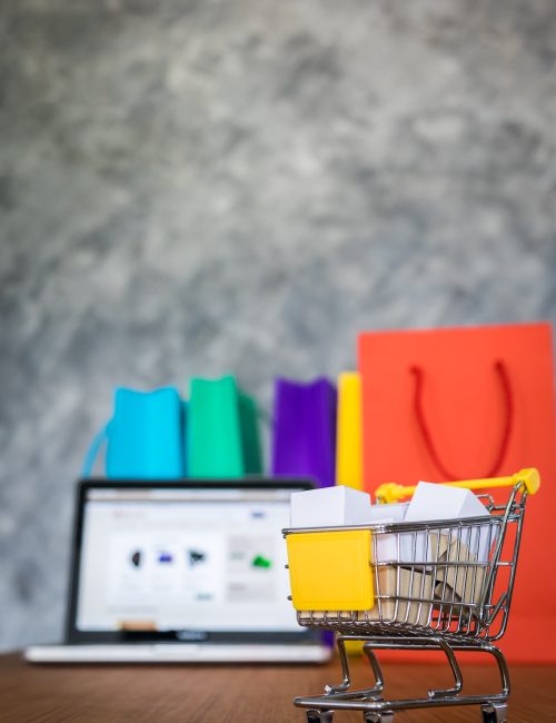 portátiles y bolsas de compras, concepto de compras en línea.