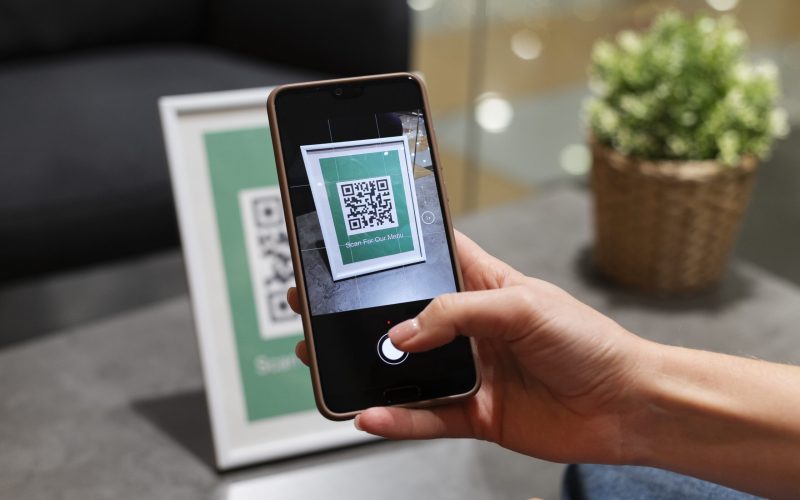 Pessoa escaneando o QRCode para fazer um pagamento instantâneo