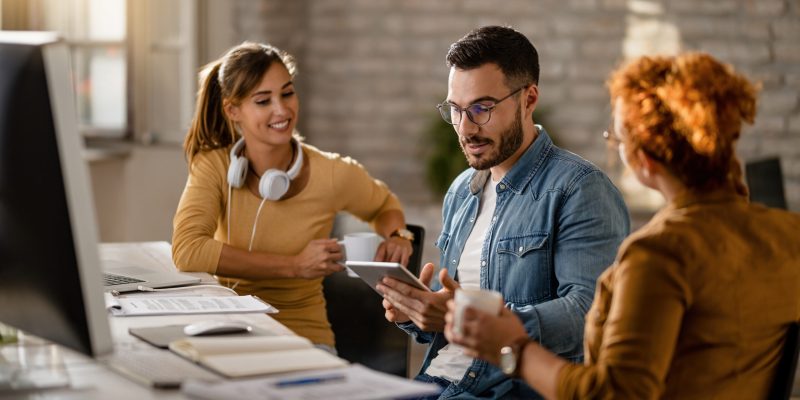 Grupo discutindo a estratégia de remarketing